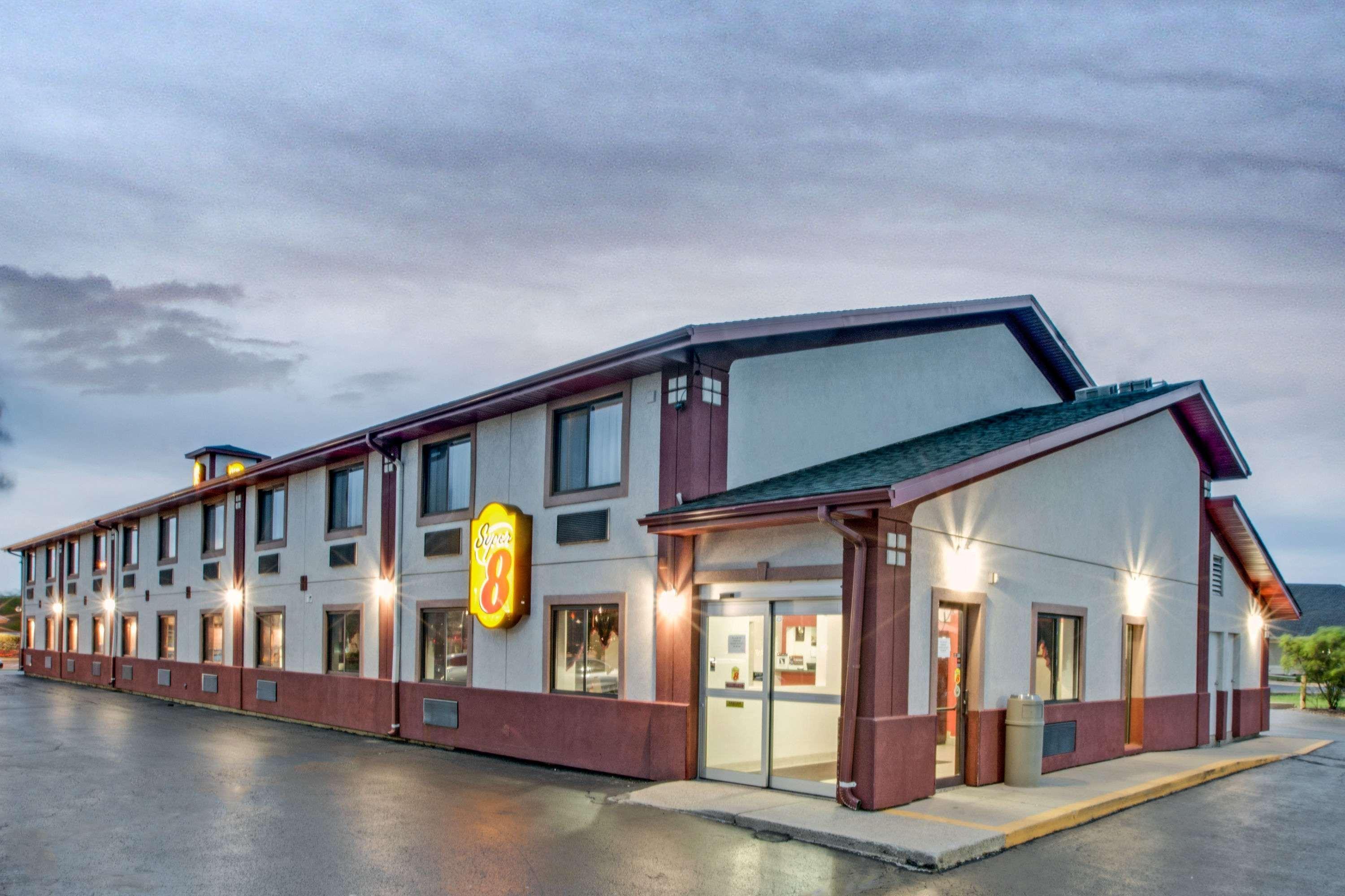 Super 8 By Wyndham Crystal Lake Ngoại thất bức ảnh