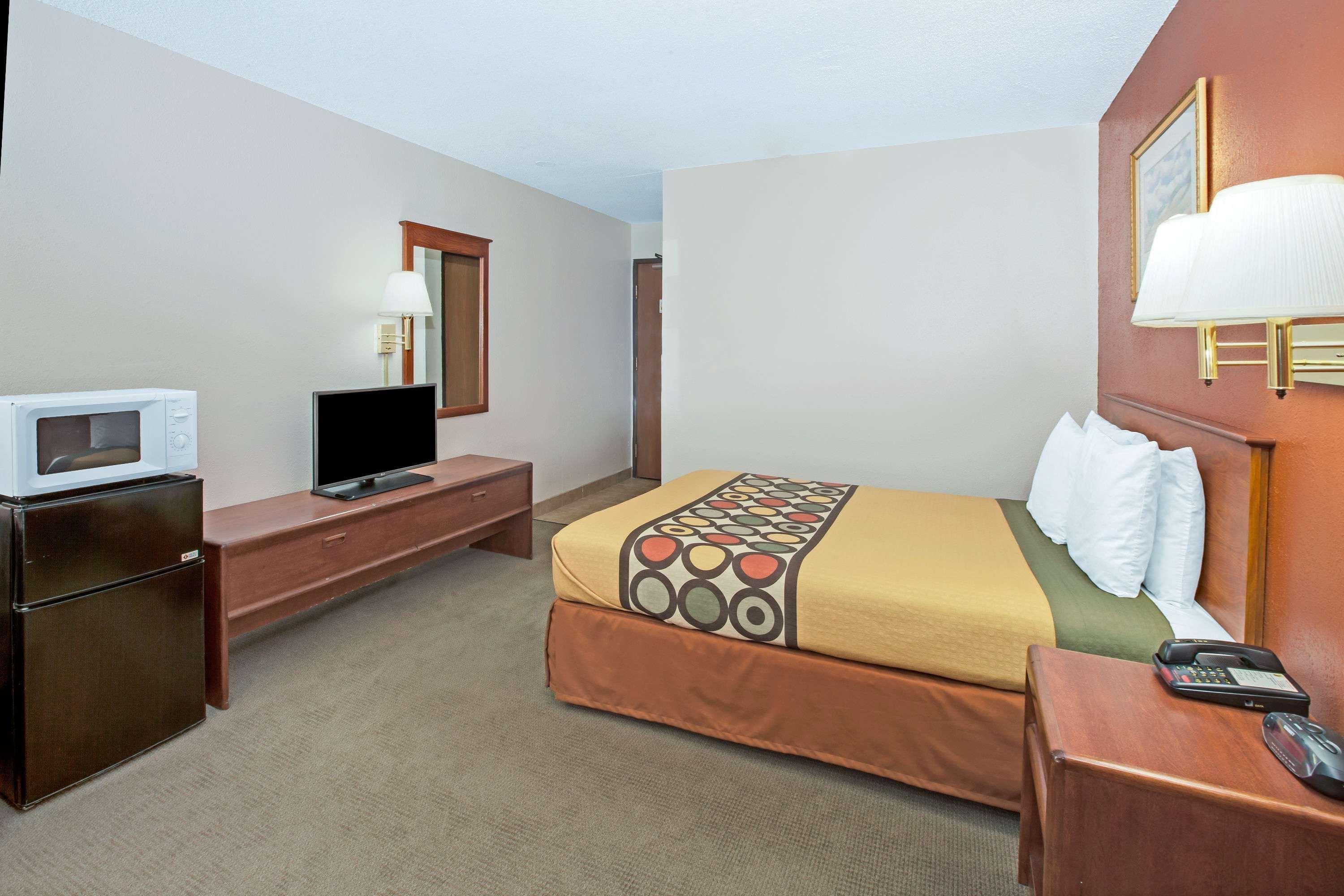 Super 8 By Wyndham Crystal Lake Ngoại thất bức ảnh